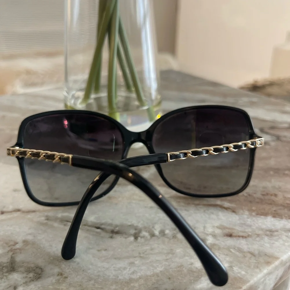 Women's Black Oversized Sunglasses - Classic Shade - Picture 7 of 8